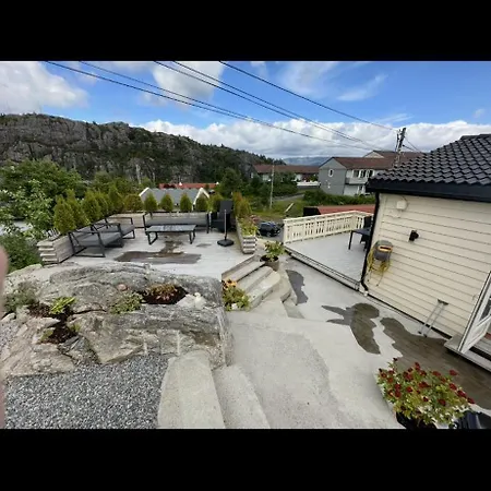 Flott Bolig Pa Ovre Kleppe Med Fine Solforhold Og Fin Uteplass Askoy